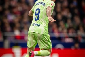 皇冠体育下载-包含利物浦训练开放日，转会期单刀错失引欢呼，西甲在即，球探报告显示潜力的词条